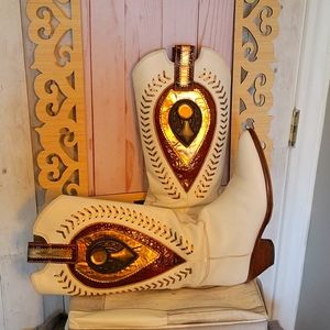 ⬇️white Italian cowboy boots⬇️